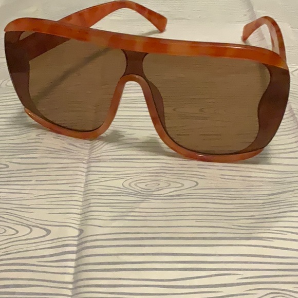 Oversized Orange Tortoise Fashionable Sunglasses. - Picture 2 of 4